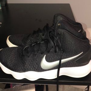 Black nike basketball shoes